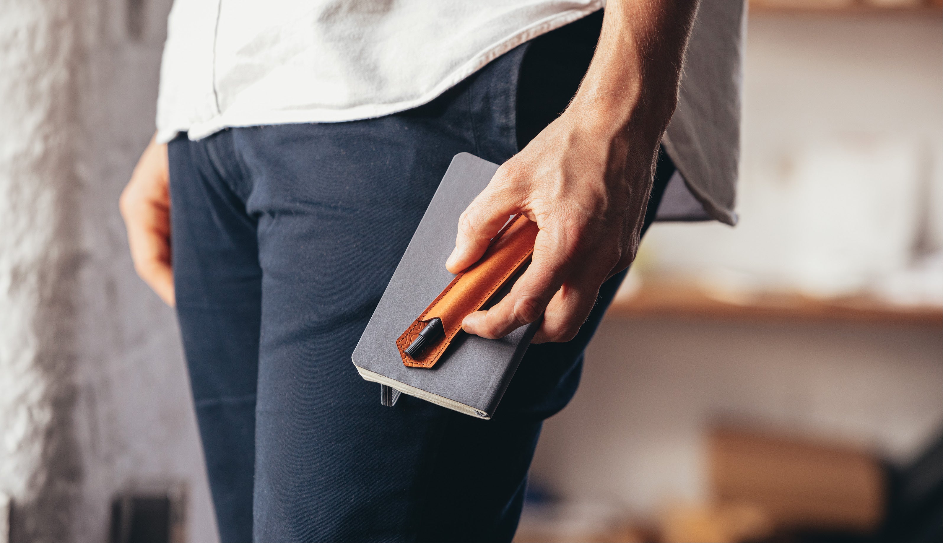 AJOTO CARAMEL LEATHER PEN POUCH TO CARRY YOUR PEN